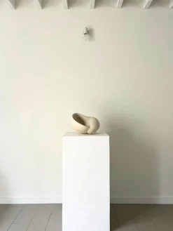 Roger Denton, Große handgeschnitzte Muschelskulptur, 2000er, Kalkstein
