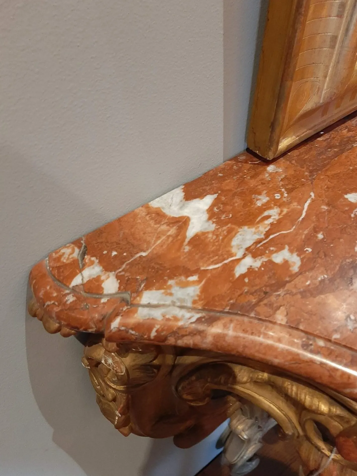 Rokoko Konsolentisch aus vergoldetem Holz mit roter Marmorplatte, 19. Jh
