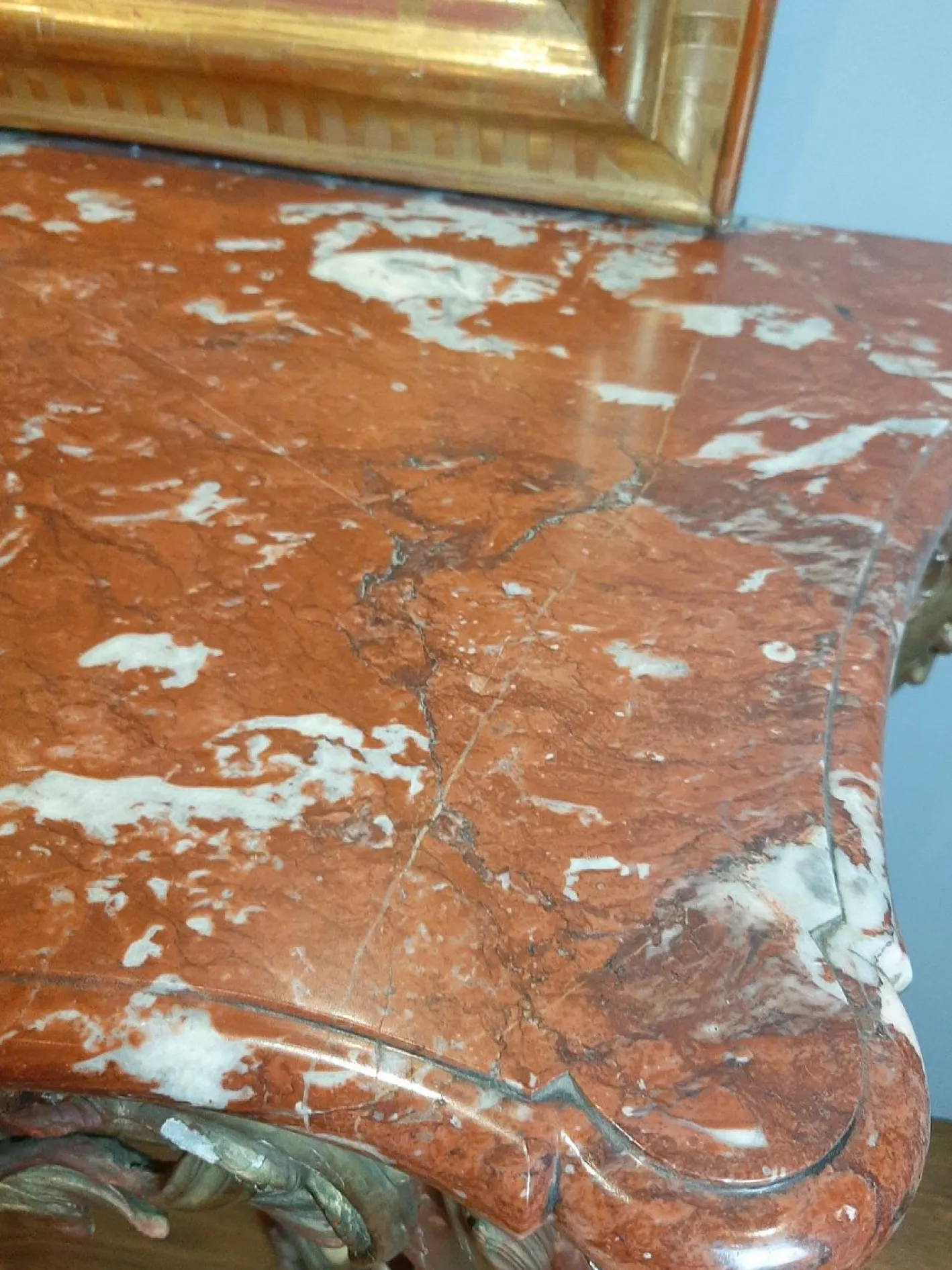 Rokoko Konsolentisch aus vergoldetem Holz mit roter Marmorplatte, 19. Jh