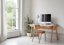Rose New School Schreibtisch von King & Webbon