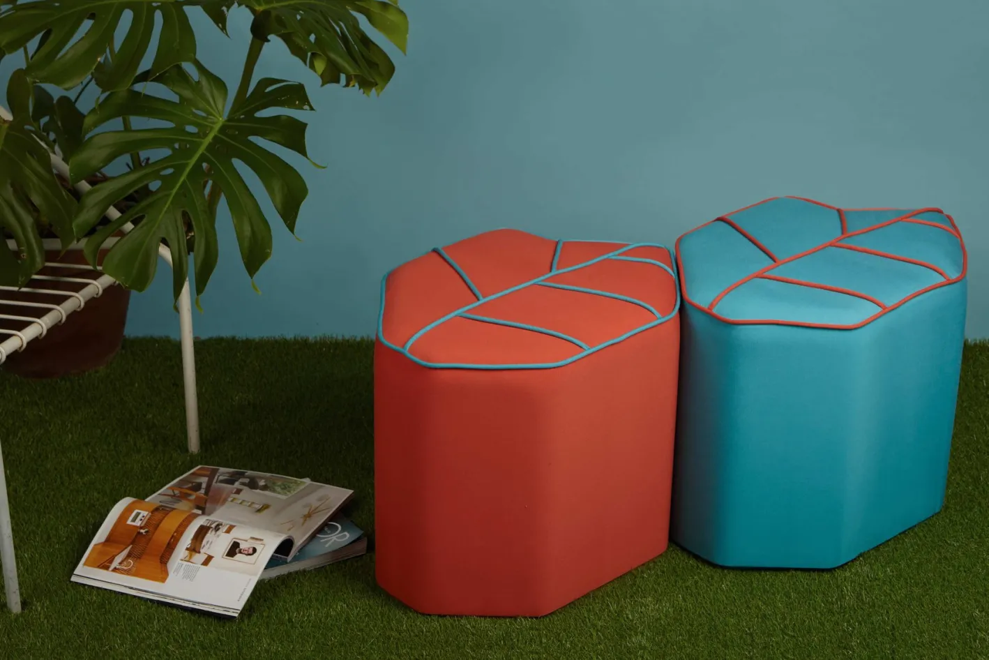Roter Outdoor Leaf Sitzpouf von Nicolette de Waart für Design by Nico