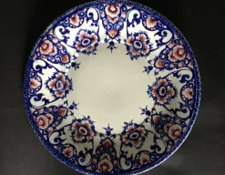 Roter und blauer Teller aus Fayencen, 19. Jh. von Gien