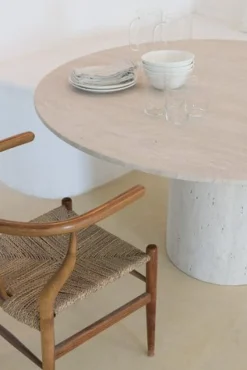 Round Top 140 Gedeckter Beige Travertin Esstisch von Beije Avenue