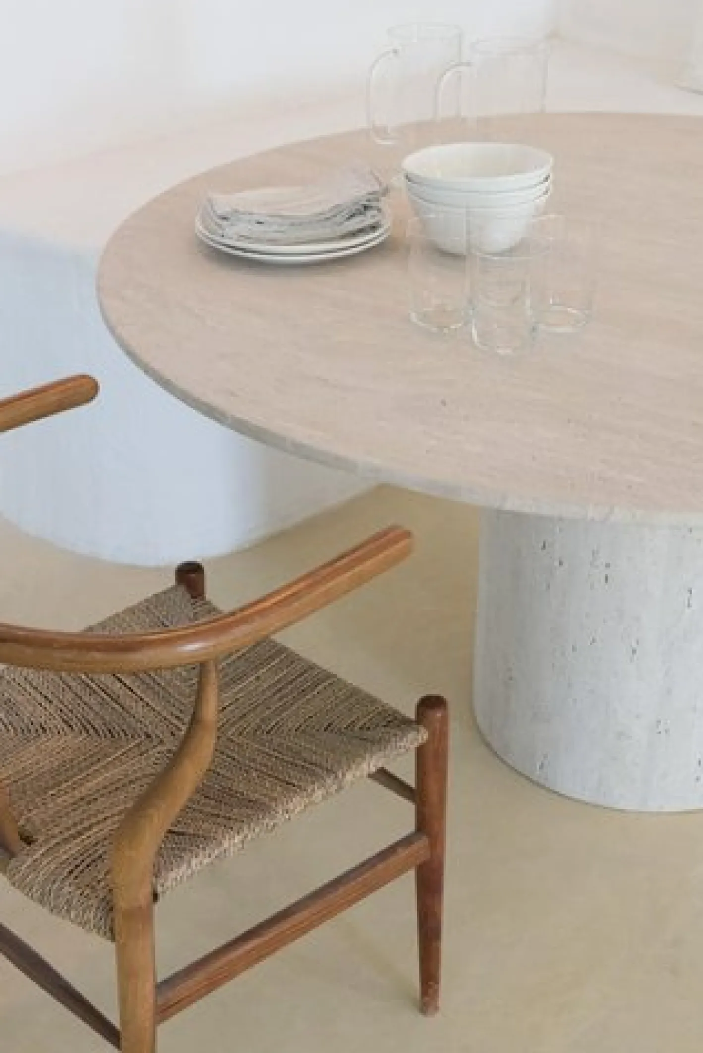 Round Top 140 Gedeckter Beige Travertin Esstisch von Beije Avenue