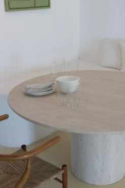 Round Top 140 Gedeckter Beige Travertin Esstisch von Beije Avenue