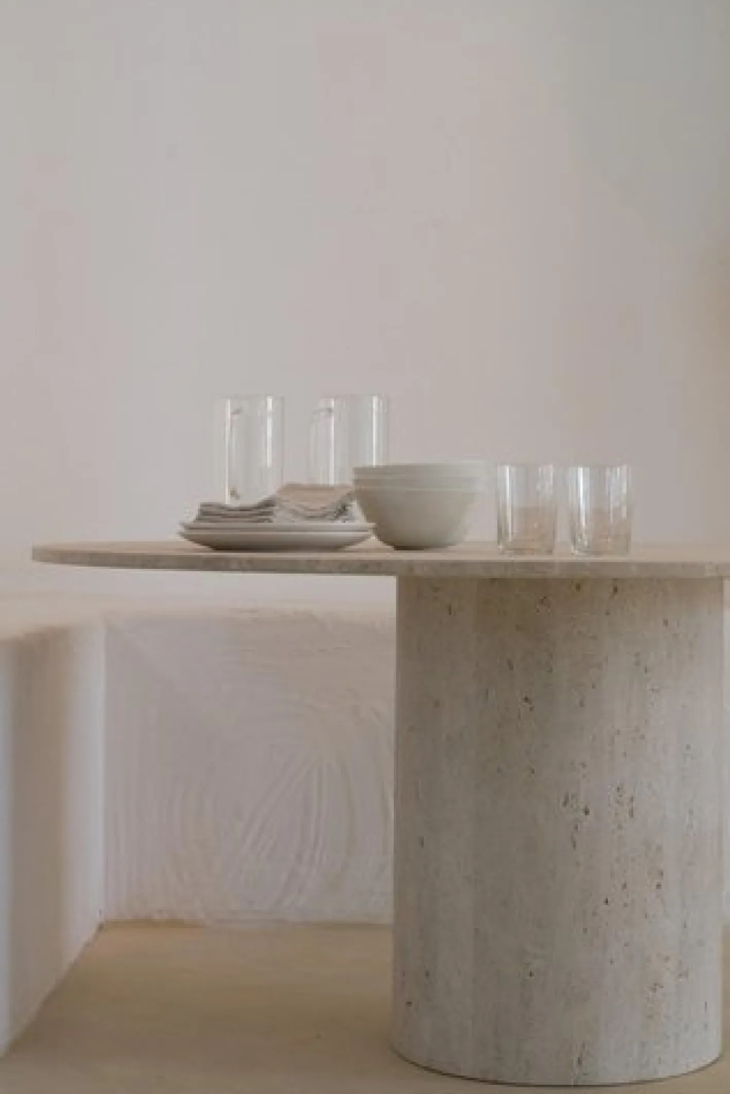 Round Top 140 Gedeckter Beige Travertin Esstisch von Beije Avenue