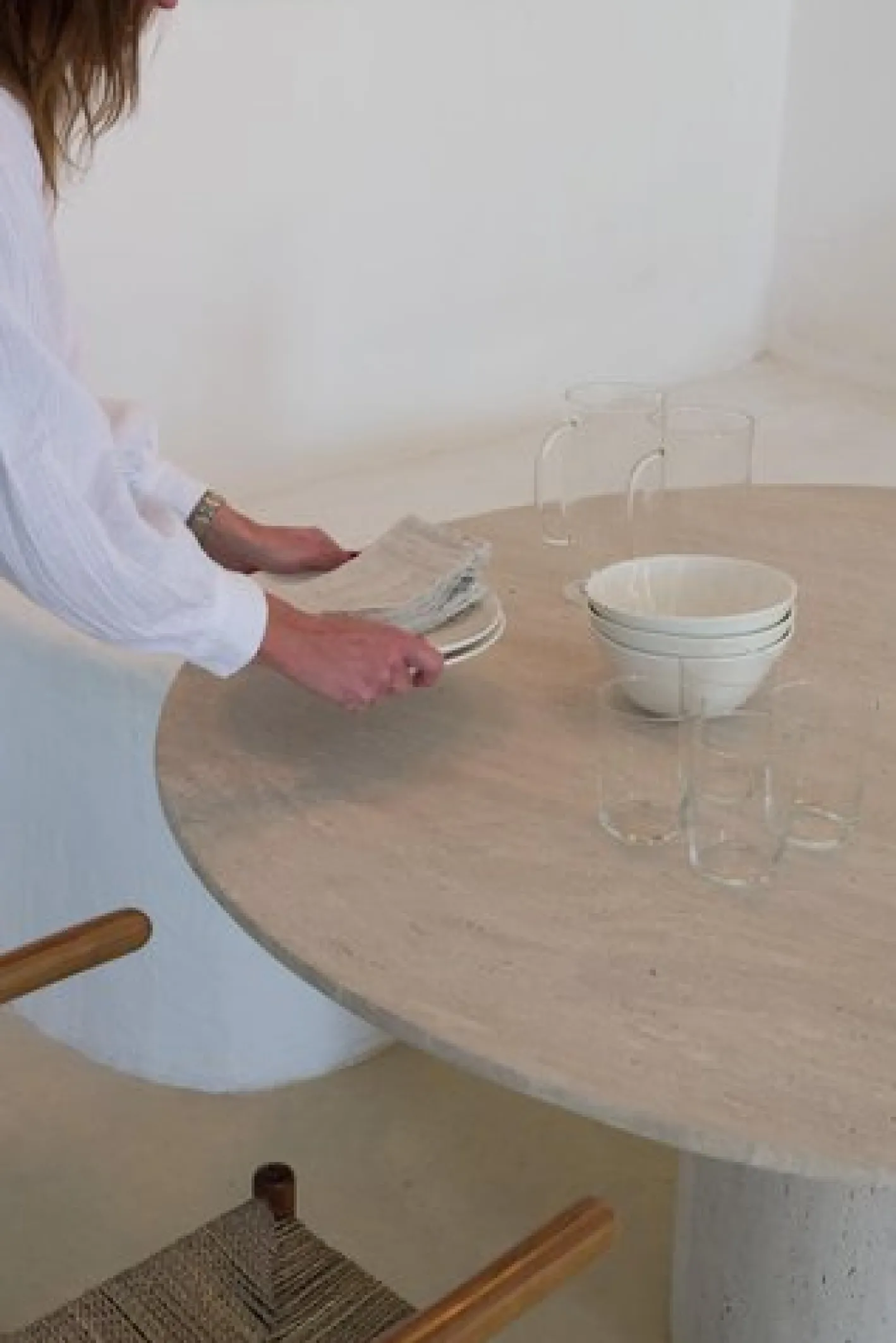 Round Top 140 Gedeckter Beige Travertin Esstisch von Beije Avenue