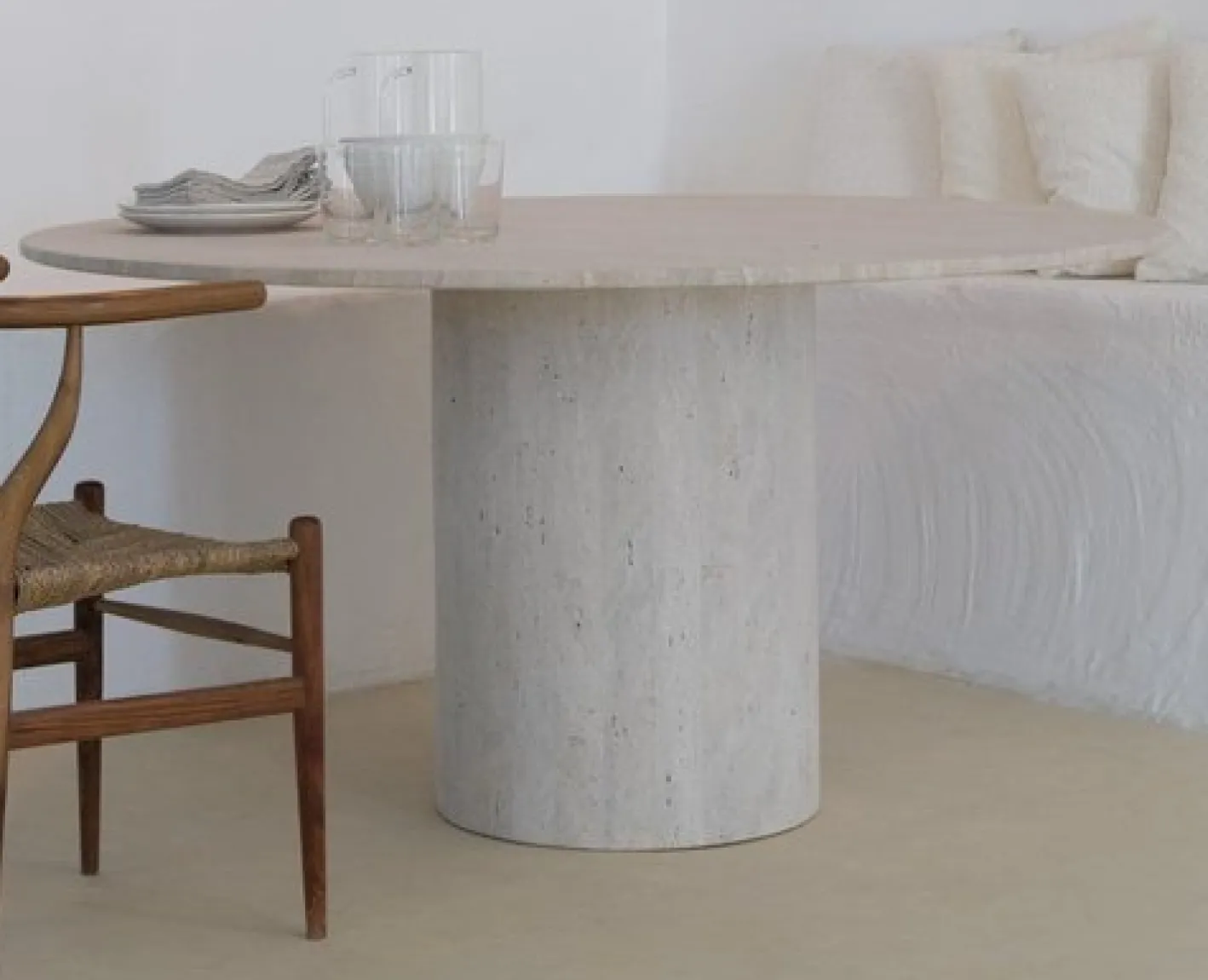 Round Top 140 Gedeckter Beige Travertin Esstisch von Beije Avenue