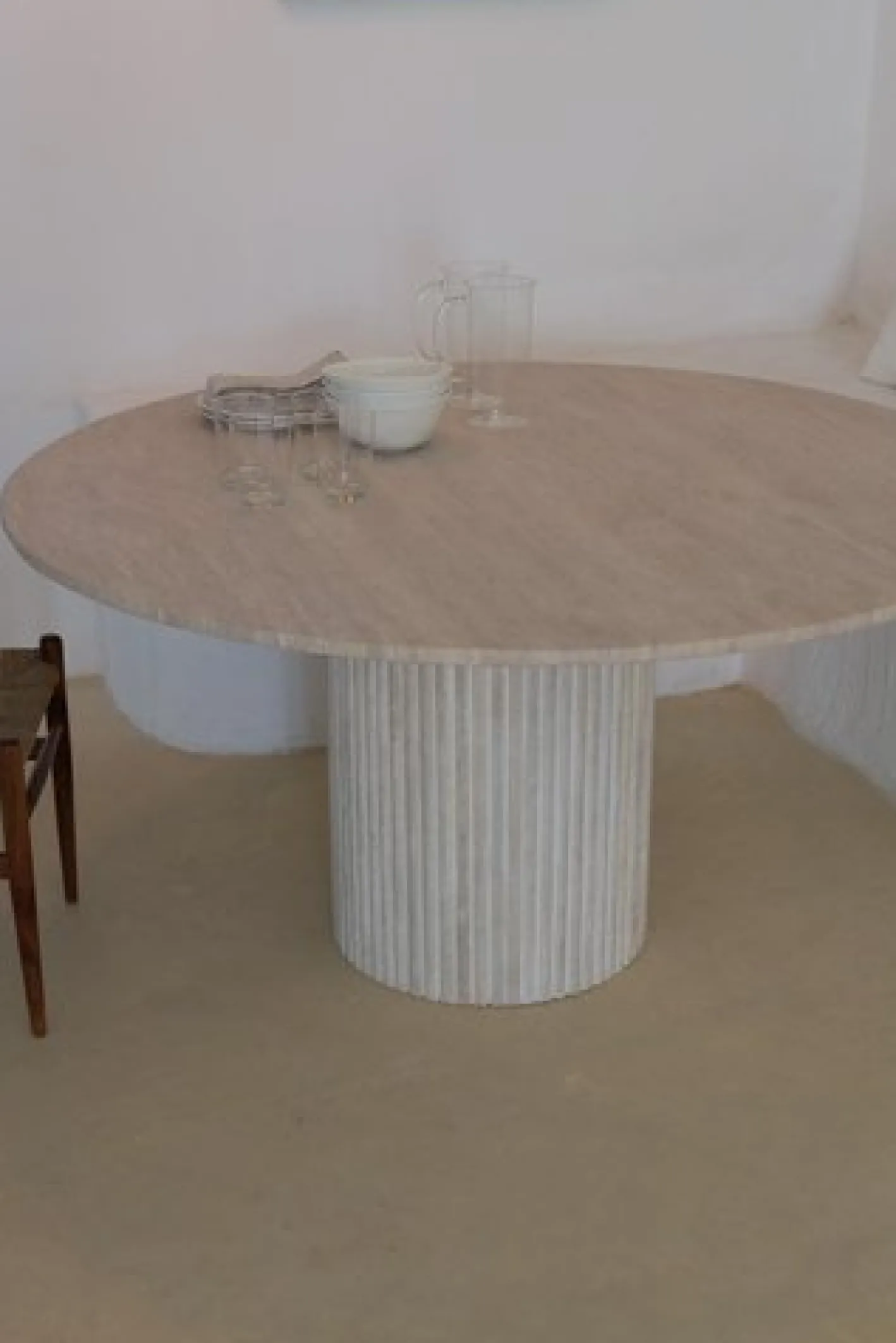 Round Top 140 Gedeckter Beige Travertin Esstisch von Beije Avenue