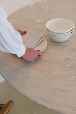 Round Top 140 Gedeckter Beige Travertin Esstisch von Beije Avenue
