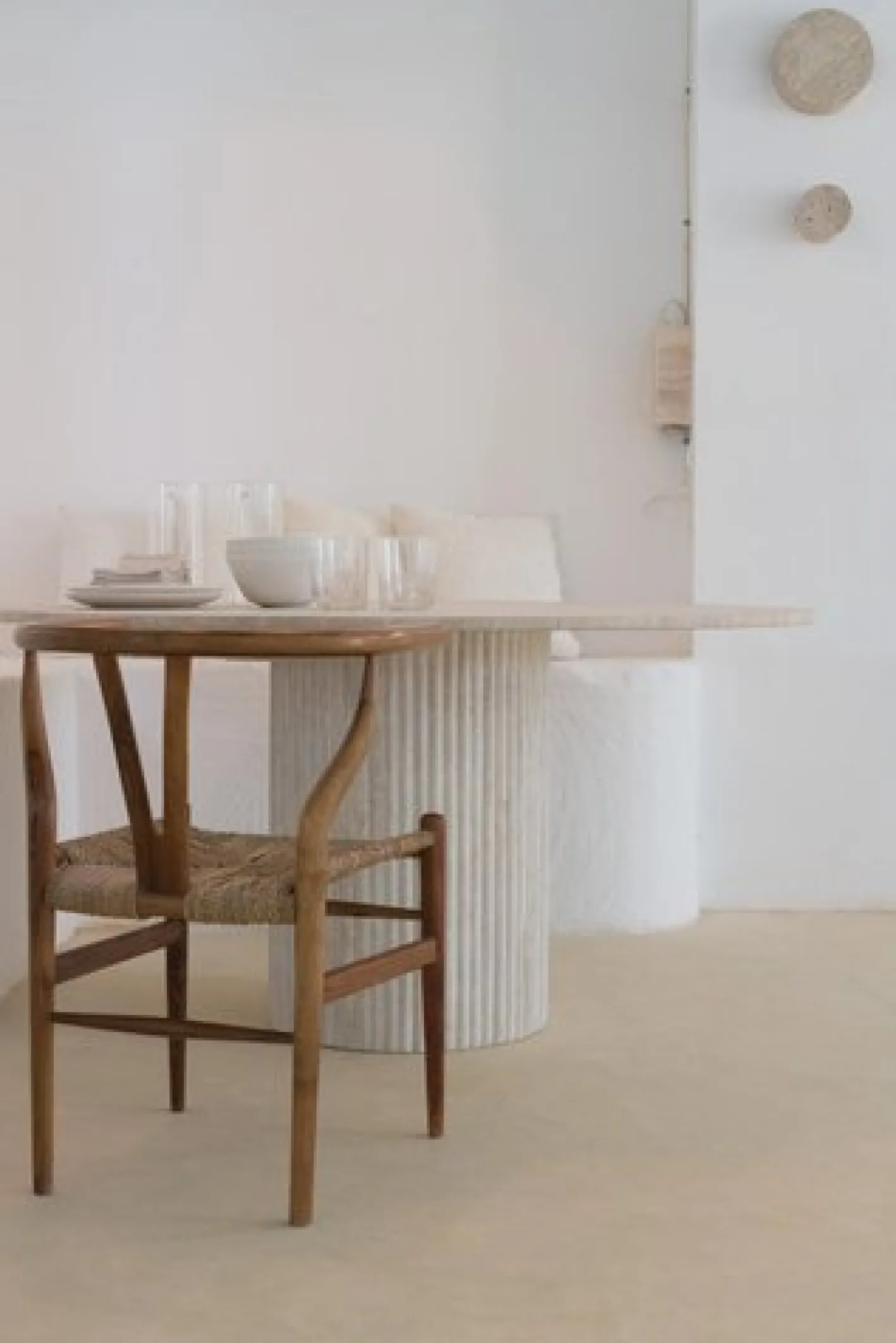 Round Top 140 Gedeckter Beige Travertin Esstisch von Beije Avenue