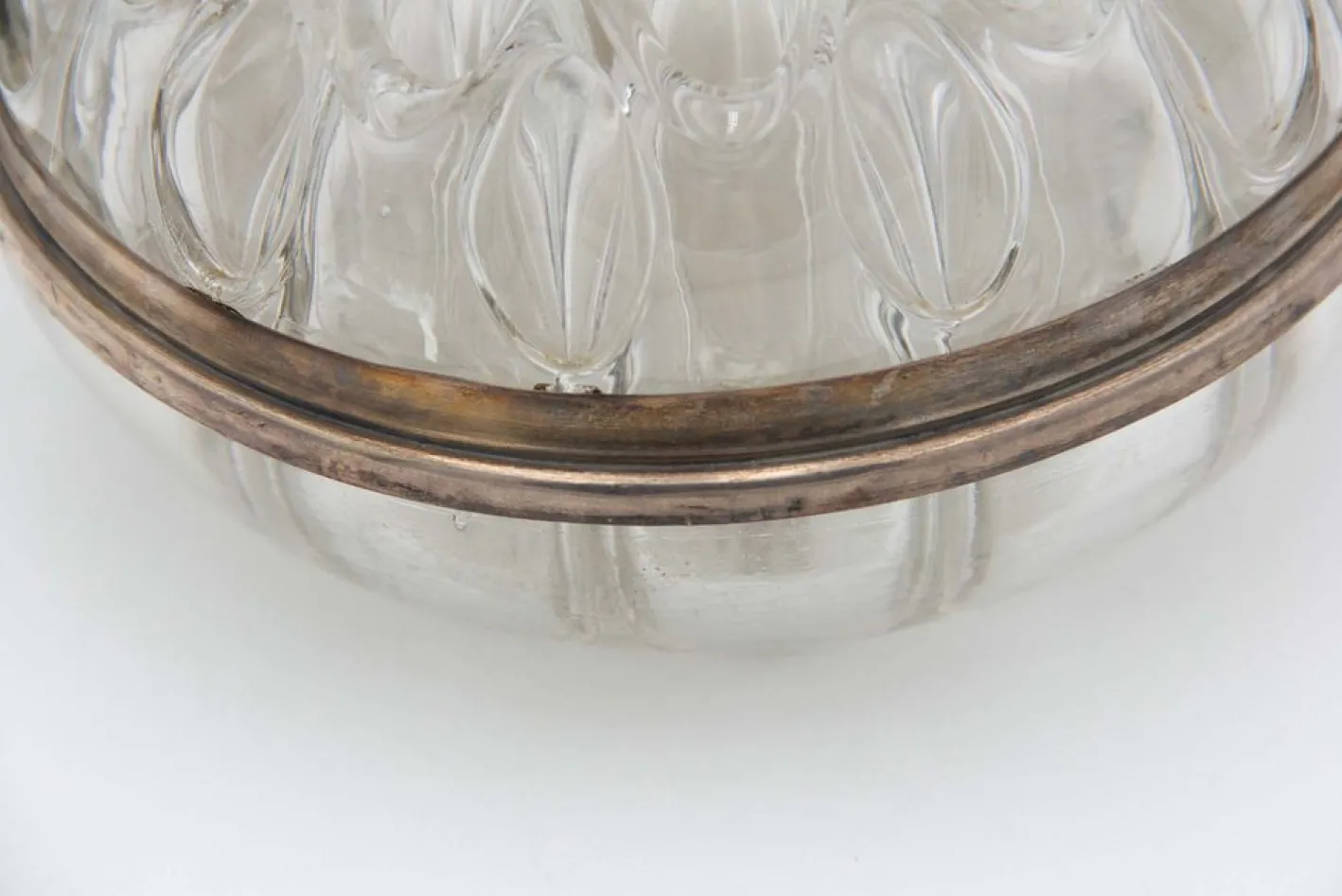 Runder Übertopf aus Glas mit silbernen Akzenten