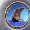 Runder Silberbecher mit zentralem Wikingerschiff-Emaille-Rahmen