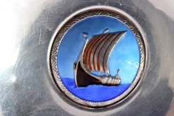 Runder Silberbecher mit zentralem Wikingerschiff-Emaille-Rahmen