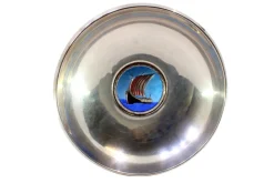Runder Silberbecher mit zentralem Wikingerschiff-Emaille-Rahmen