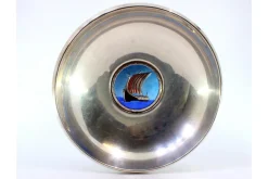 Runder Silberbecher mit zentralem Wikingerschiff-Emaille-Rahmen