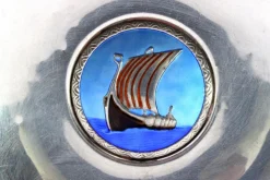 Runder Silberbecher mit zentralem Wikingerschiff-Emaille-Rahmen