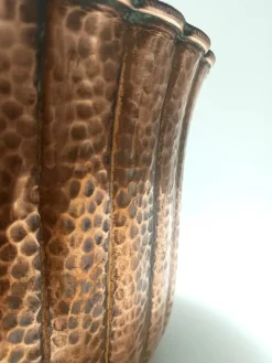 Runde Vase aus geprägtem Kupfer im Stil von Egidio Casagrande, Italien, 1950er