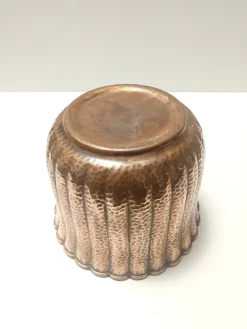 Runde Vase aus geprägtem Kupfer im Stil von Egidio Casagrande, Italien, 1950er