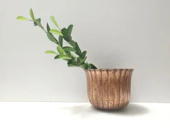 Runde Vase aus geprägtem Kupfer im Stil von Egidio Casagrande, Italien, 1950er