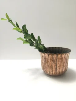 Runde Vase aus geprägtem Kupfer im Stil von Egidio Casagrande, Italien, 1950er