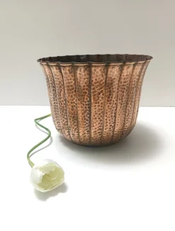 Runde Vase aus geprägtem Kupfer im Stil von Egidio Casagrande, Italien, 1950er