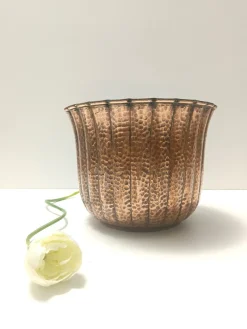 Runde Vase aus geprägtem Kupfer im Stil von Egidio Casagrande, Italien, 1950er