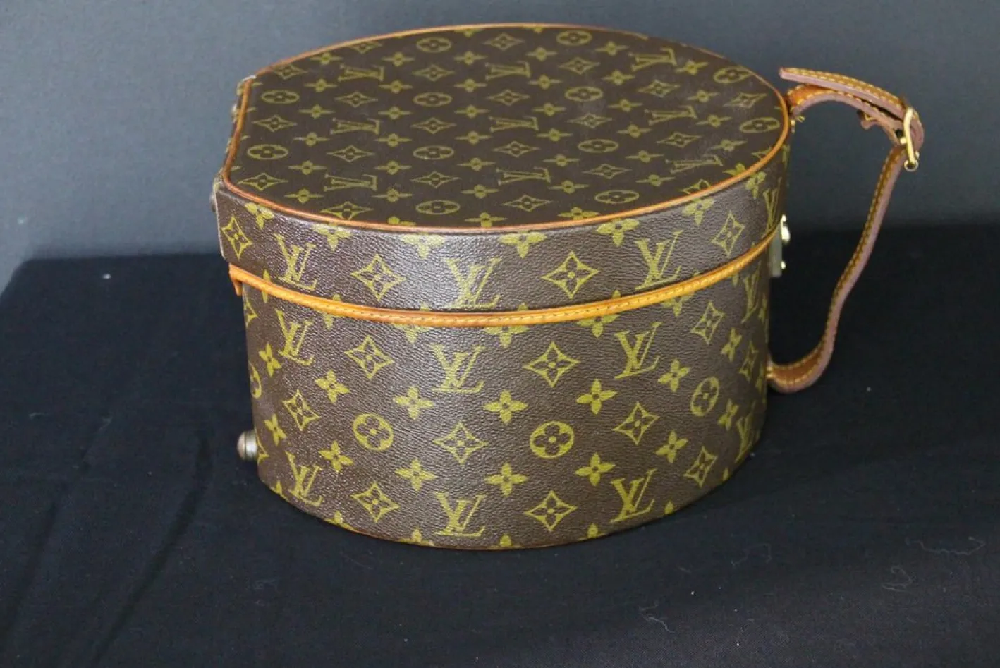 Runde Vintage Hutschachtel aus Monogram Metall von Louis Vuitton, 2000er