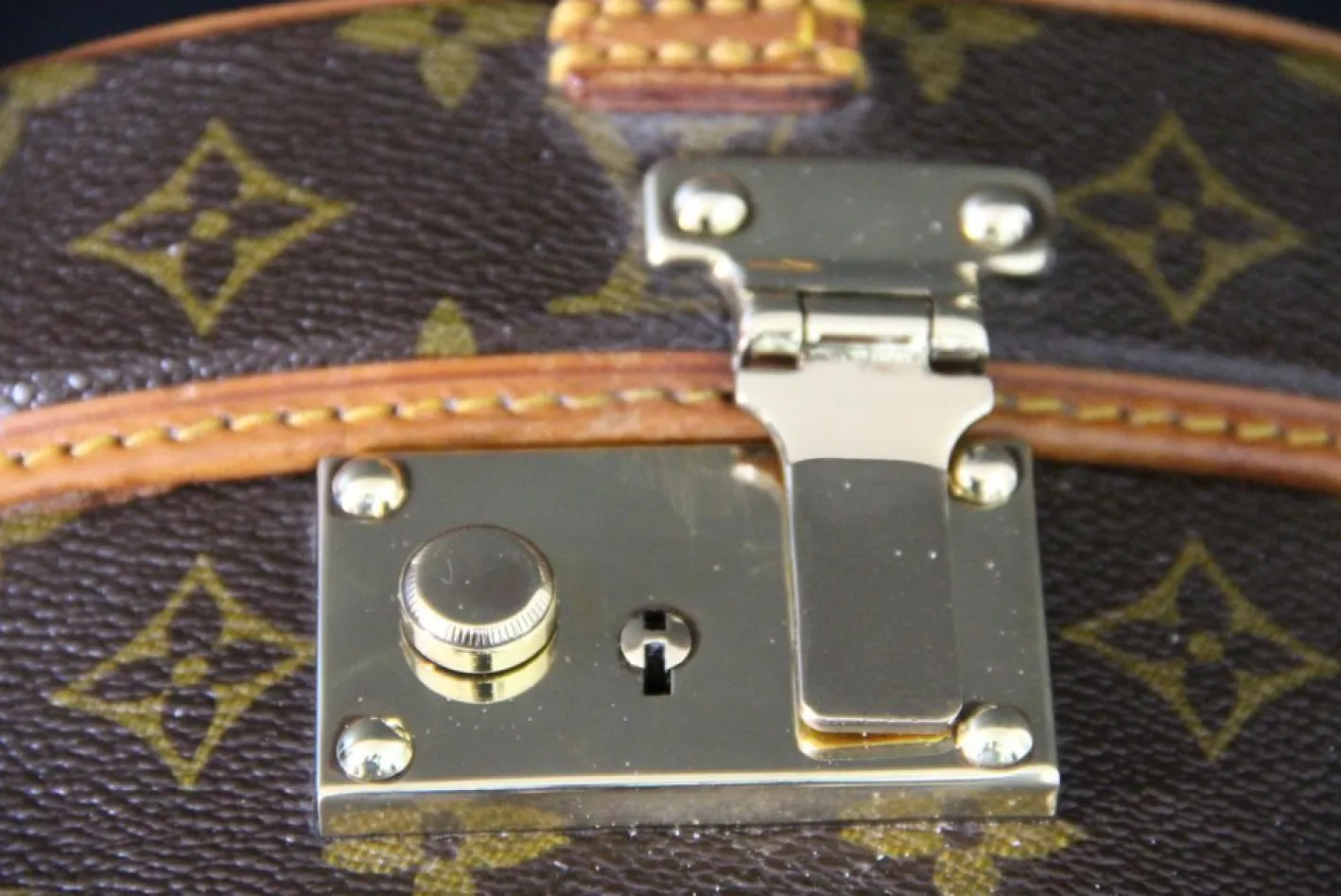 Runde Vintage Hutschachtel aus Monogram Metall von Louis Vuitton, 2000er