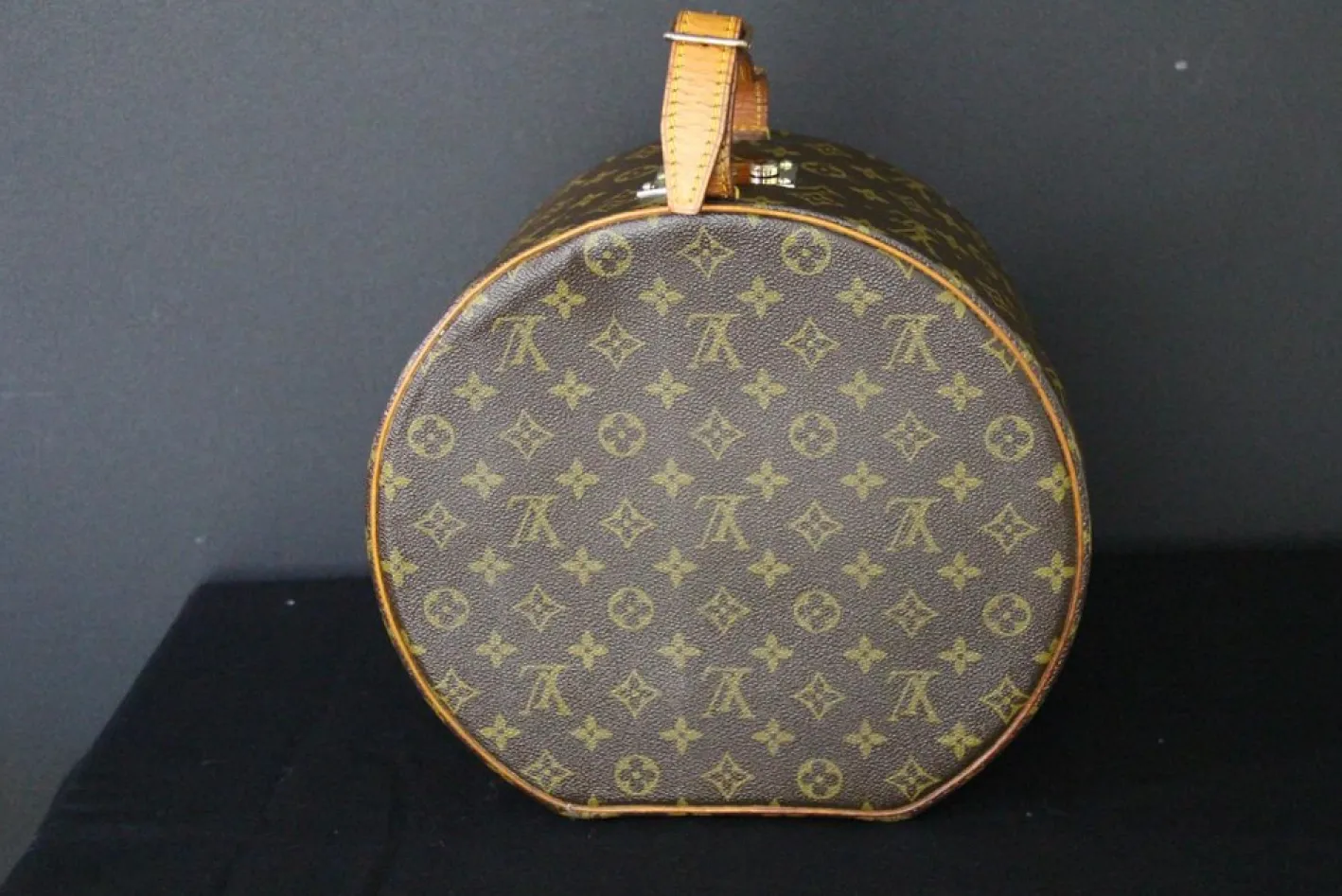 Runde Vintage Hutschachtel aus Monogram Metall von Louis Vuitton, 2000er