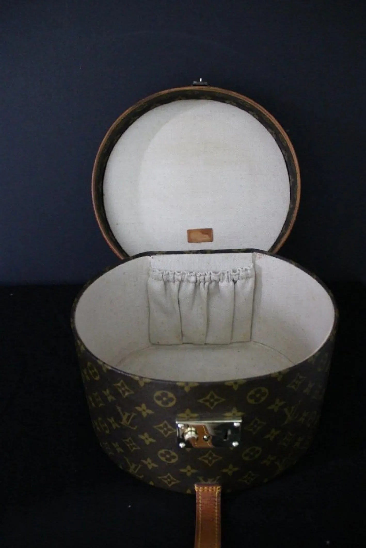 Runde Vintage Hutschachtel aus Monogram Metall von Louis Vuitton, 2000er