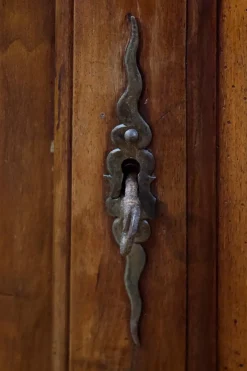 Rustikaler Sekretär aus Holz mit Klappe, 19. Jh.