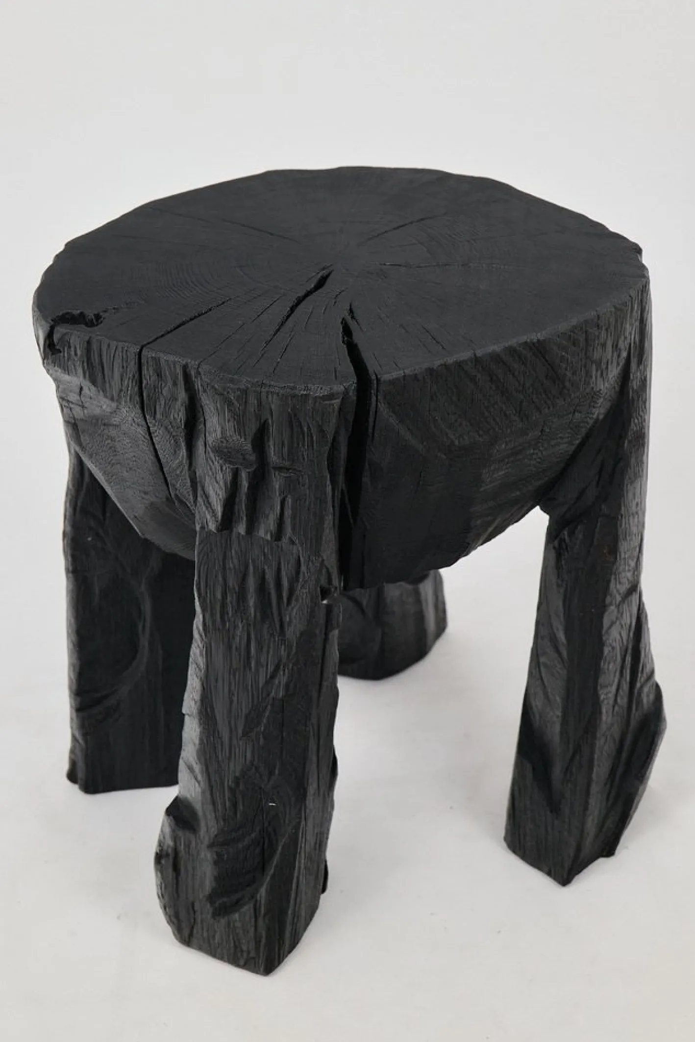 Rustikaler skulpturaler Couchtisch von Logniture
