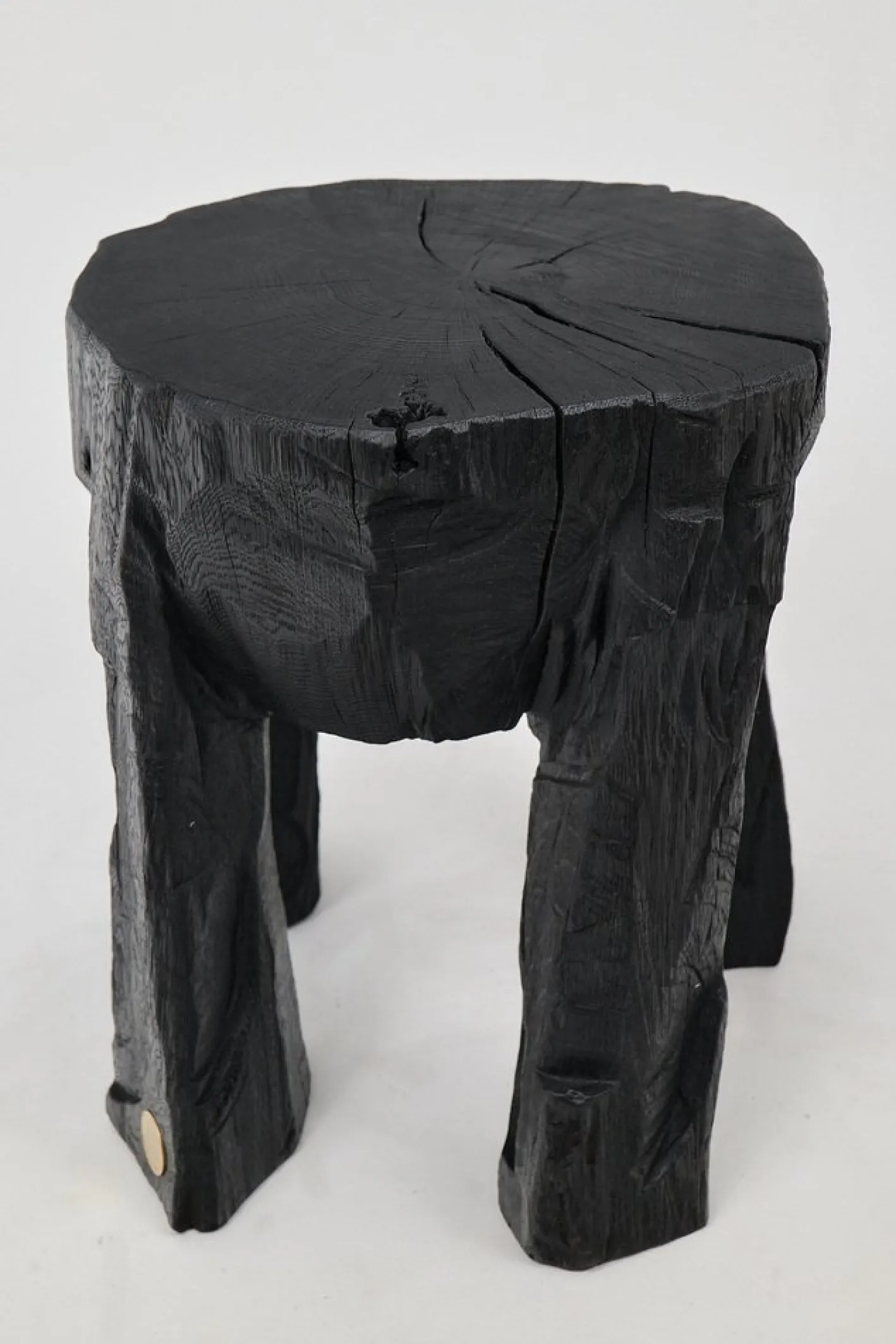 Rustikaler skulpturaler Couchtisch von Logniture