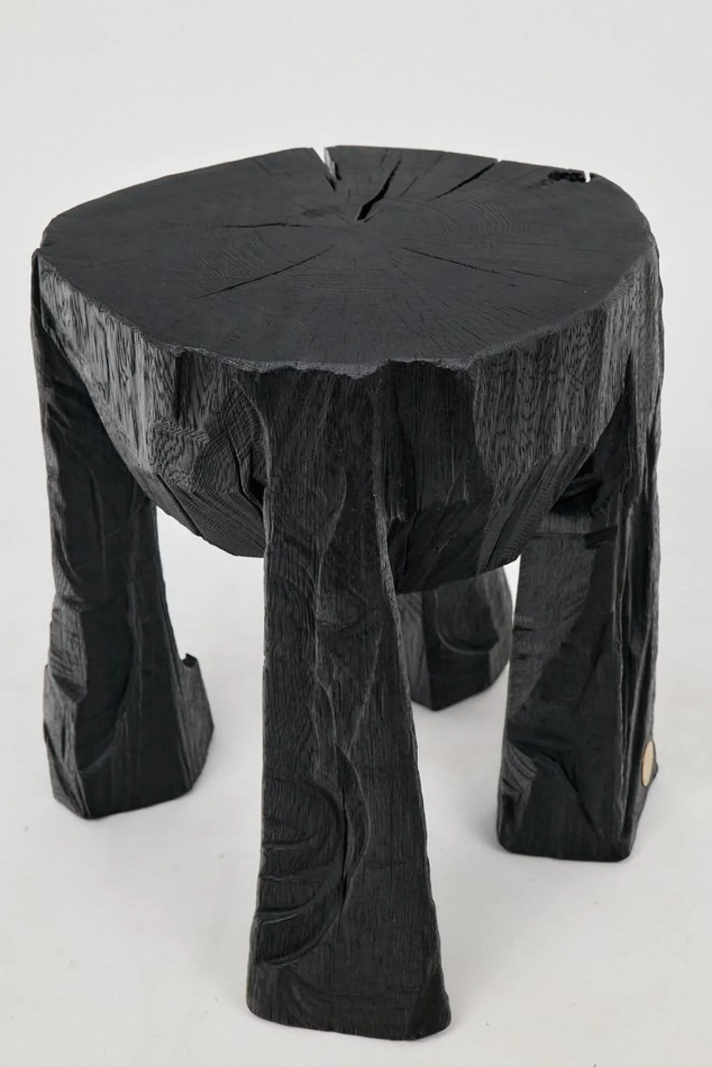 Rustikaler skulpturaler Couchtisch von Logniture
