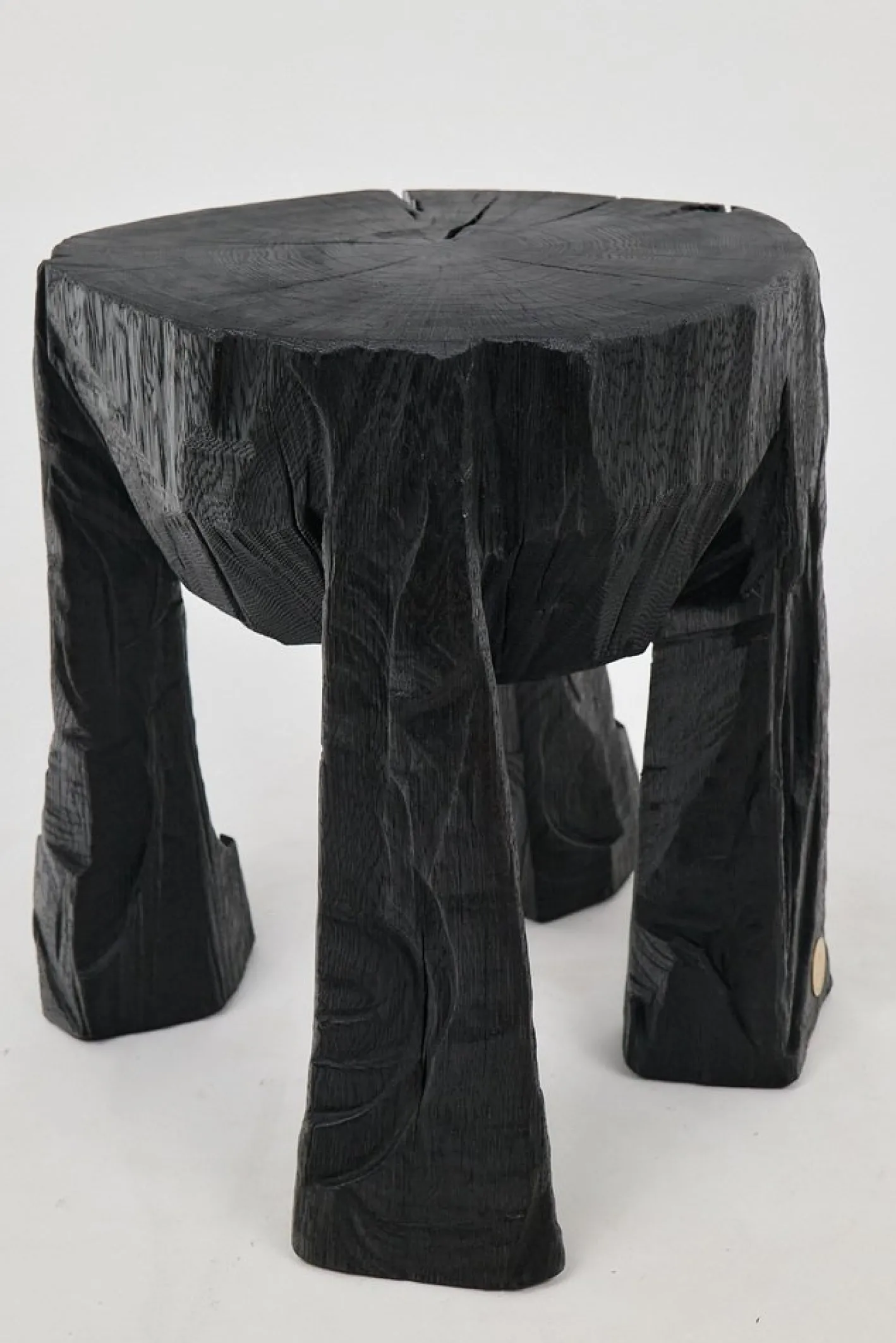 Rustikaler skulpturaler Couchtisch von Logniture