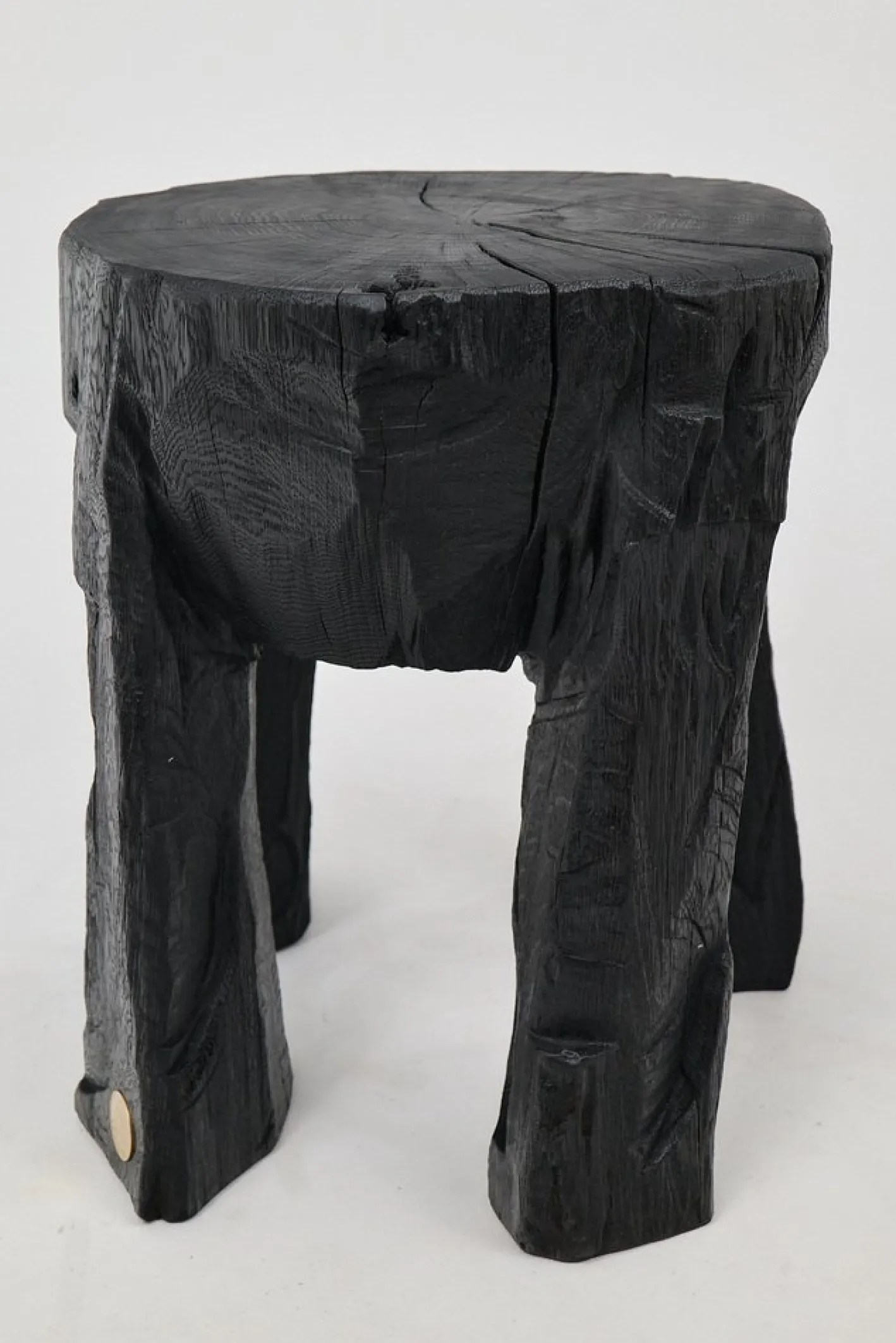 Rustikaler skulpturaler Couchtisch von Logniture