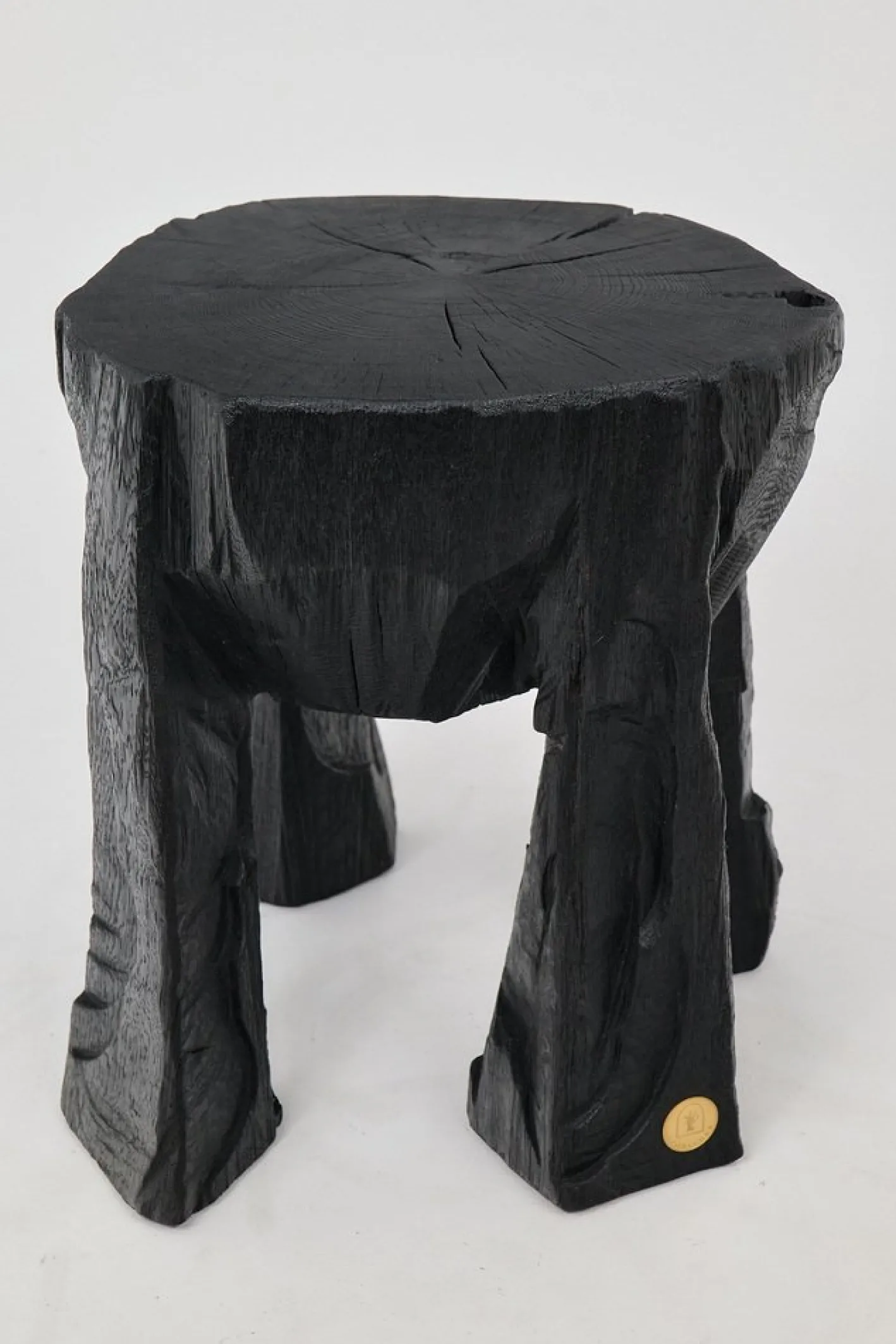 Rustikaler skulpturaler Couchtisch von Logniture