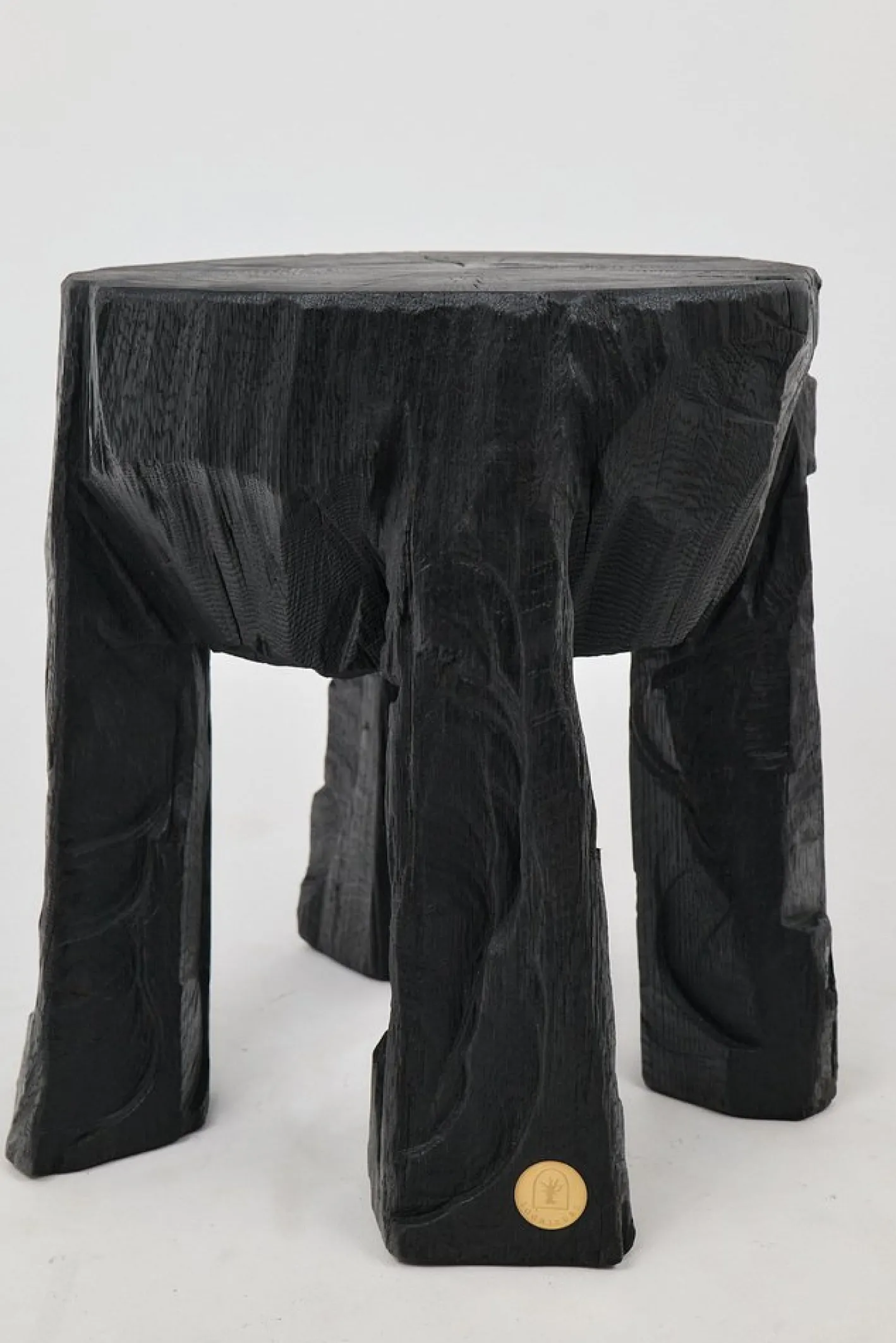 Rustikaler skulpturaler Couchtisch von Logniture