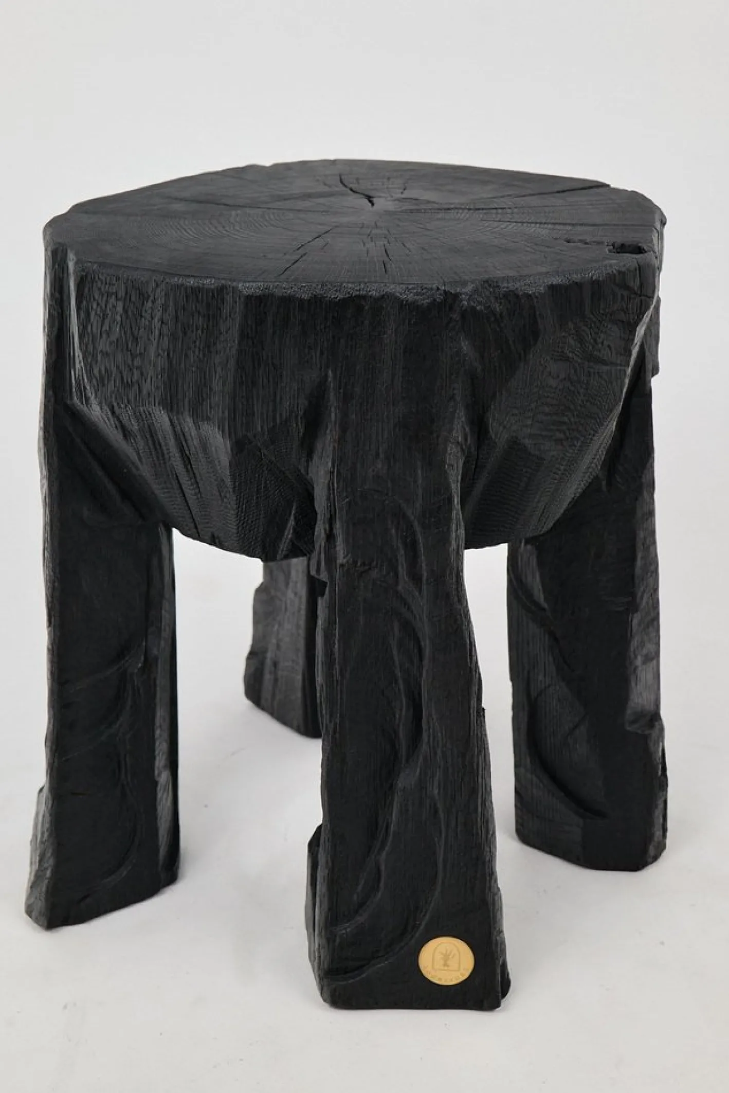 Rustikaler skulpturaler Couchtisch von Logniture