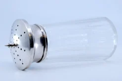 Salzstreuer aus geschliffenem Glas mit silbernem Deckel in Pilzform