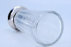 Salzstreuer aus geschliffenem Glas mit silbernem Deckel in Pilzform