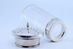 Salzstreuer aus geschliffenem Glas mit silbernem Deckel in Pilzform