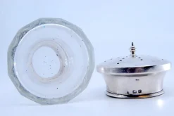 Salzstreuer aus geschliffenem Glas mit silbernem Deckel in Pilzform
