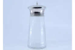 Salzstreuer aus geschliffenem Glas mit silbernem Deckel in Pilzform