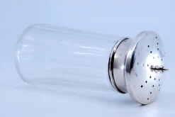 Salzstreuer aus geschliffenem Glas mit silbernem Deckel in Pilzform