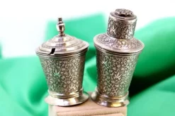 Salz- und Pfefferstreuer aus geprägtem Silber, 2er Set