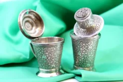 Salz- und Pfefferstreuer aus geprägtem Silber, 2er Set