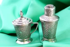 Salz- und Pfefferstreuer aus geprägtem Silber, 2er Set