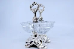 Salz- und Pfefferstreuer aus geprägtem Silber mit geschliffenen Glasbehältern, 2 . Set